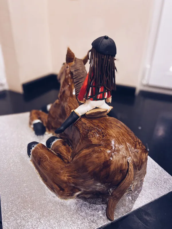 Horse cake with horserider